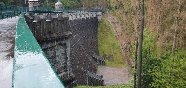 Staudamm mit Wasser und Bäumen von Sengbach