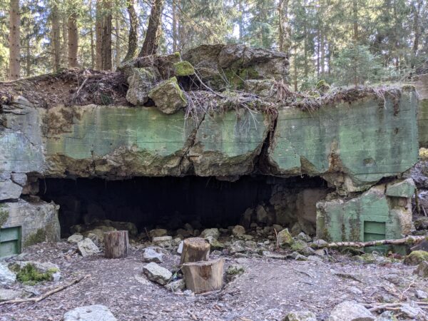 Alter Bunker aus dem 2ten Weltkrieg im Wald mit Shutt