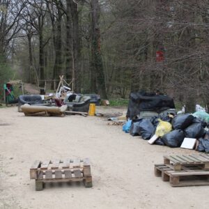 Sammelstelle der Umweltaktivisten mit Müll, Europaletten Couch und einem Denkmal
