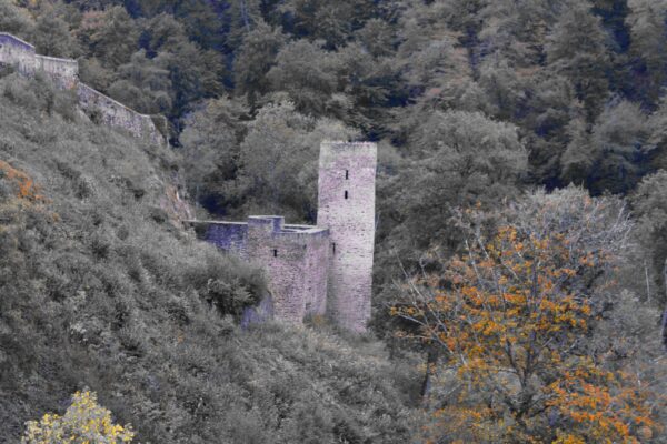 Alte Burgreste auf einem Berg, von der Burg Eltz