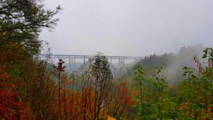 Brücke mit Wald, Nebel und Regen im Gebirge von Wuppertal