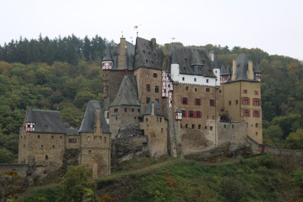 Ansicht der Burg Eltz von der Seite