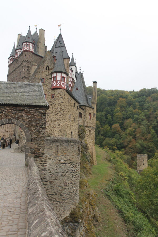 Eingang der Burg Eltz mit sicht auf den Graben
