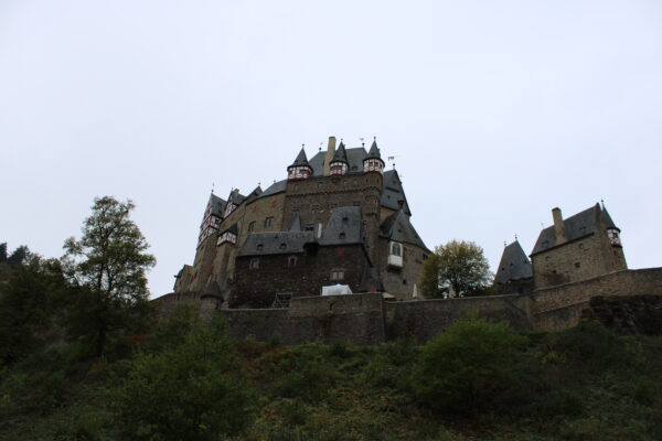 Die Burg Eltz vom Eltzbach aus Fotografiert
