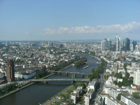 Frankfurt am Main Fluss mit Brücken und Schiffen. Städtereisen