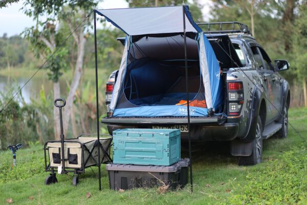 Pickup mit Zelt und Bollwerwagen für das Camping